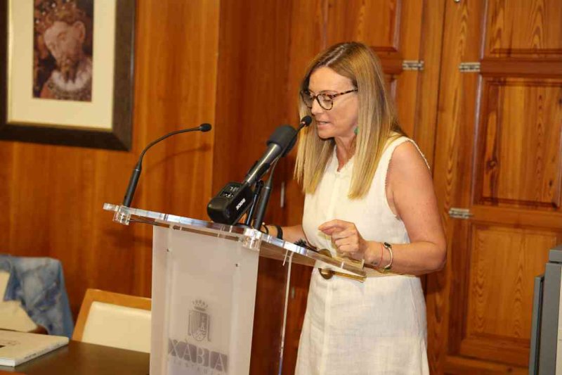 El libre del 75 aniversari de Fogueres de Xàbia recull les vivències i anècdotes de l’últim quart de segle de festes El libre del 75 aniversari de Fogueres de Xàbia recull les vivències i anècdotes de l’últim quart de segle de festes