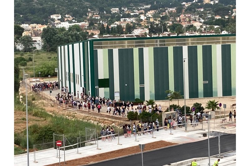 Largas colas en Dénia para acceder a los exámenes de selectividad Largas colas en Dénia para acceder a los exámenes de selectividad