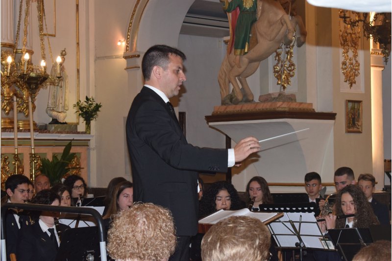 Héctor Buigues debuta como director de la banda de Benitachell por Santa Cecília Héctor Buigues debuta como director de la banda de Benitachell por Santa Cecília