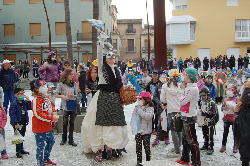 Més de dos-cents xiquets participen en la festa de l’enfarinada a Pego Més de dos-cents xiquets participen en la festa de l’enfarinada a Pego