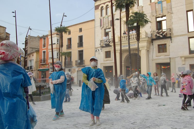 Més de dos-cents xiquets participen en la festa de l’enfarinada a Pego Més de dos-cents xiquets participen en la festa de l’enfarinada a Pego