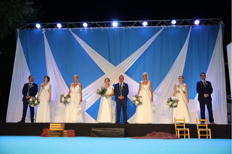 Duanes de Xàbia proclama a les majoralesses i majorals de les festes de Loreto i ret homenatge als presidents de les comissions Duanes de Xàbia proclama a les majoralesses i majorals de les festes de Loreto i ret homenatge als presidents de les comissions