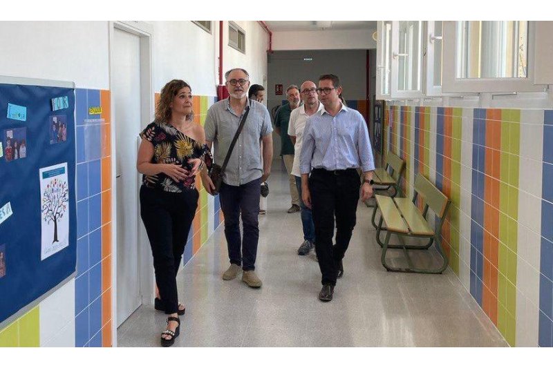 El director general de Infraestructuras Educativas supervisa las obras de rehabilitación del colegio el Trinquete El director general de Infraestructuras Educativas supervisa las obras de rehabilitación del colegio el Trinquete