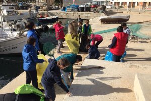 Alumnos del Port de Xàbia recogen más de 150 kilos de residuos arrojados en la costa