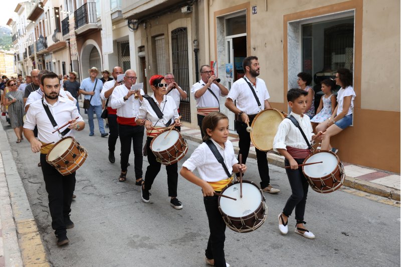 Art al Vent ja llueix els més de mig centenar de cobertors al Carrer La Bassa de Gata Art al Vent ja llueix els més de mig centenar de cobertors al Carrer La Bassa de Gata