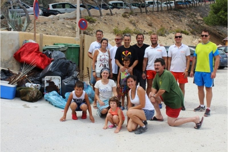 Voluntarios retiran 2.400 kilos de residuos del Moraig y la Cala dels Testos de Benitatxell Voluntarios retiran 2.400 kilos de residuos del Moraig y la Cala dels Testos de Benitatxell