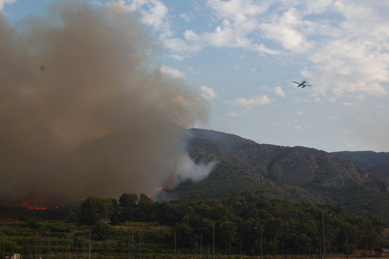 Un cambio de dirección del viento obliga a evacuar un centenar de viviendas del diseminado de las partidas Ambra, Verdales y Sant Joan de Pego Un cambio de dirección del viento obliga a evacuar un centenar de viviendas del diseminado de las partidas Ambra, Verdales y Sant Joan de Pego
