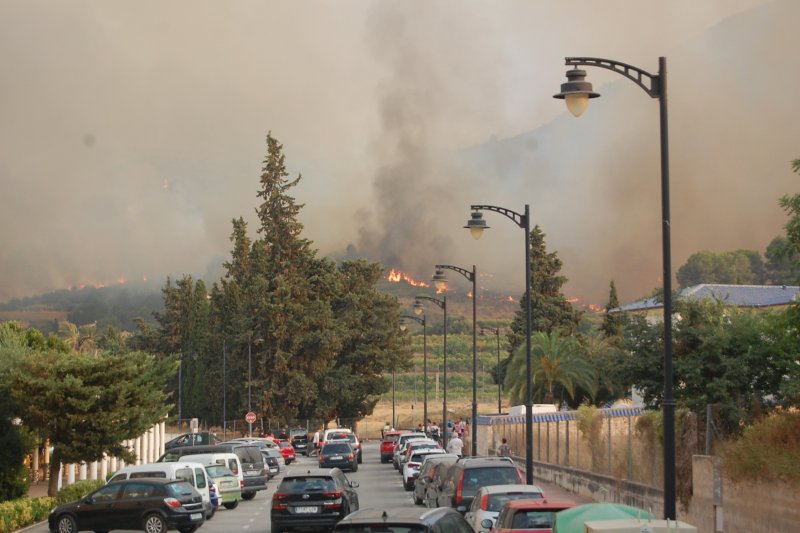 Un cambio de dirección del viento obliga a evacuar un centenar de viviendas del diseminado de las partidas Ambra, Verdales y Sant Joan de Pego Un cambio de dirección del viento obliga a evacuar un centenar de viviendas del diseminado de las partidas Ambra, Verdales y Sant Joan de Pego