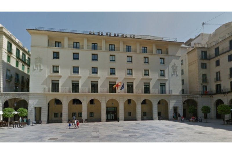 Juzgan a dos mujeres acusadas de estafar más de 83.000 euros a un constructor de Dénia con el cuento de una herencia  Juzgan a dos mujeres acusadas de estafar más de 83.000 euros a un constructor de Dénia con el cuento de una herencia