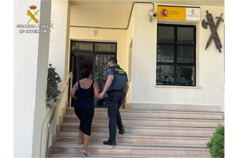 Detienen a una mujer tras estafar y quedarse con los ahorros de una anciana en Calp Detienen a una mujer tras estafar y quedarse con los ahorros de una anciana en Calp