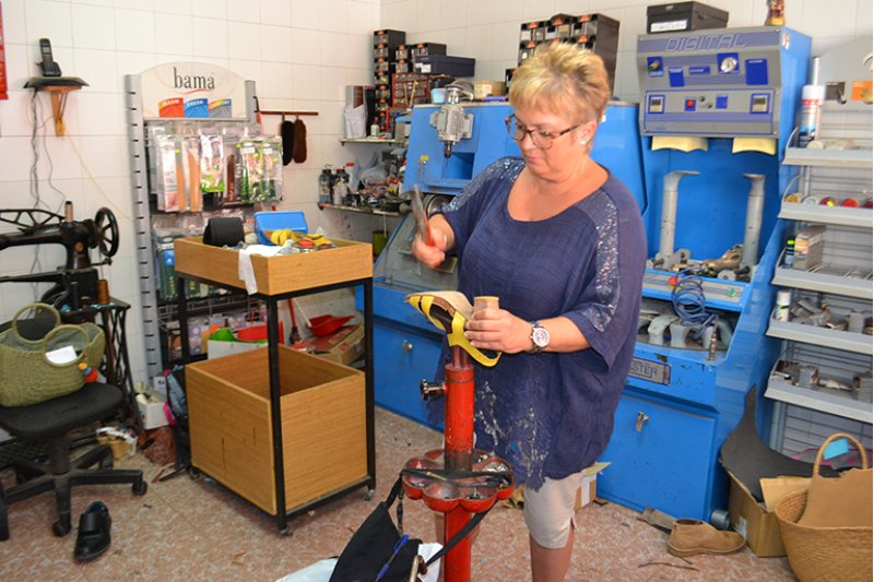 La primera dona sabatera de tota Espanya és benissera La primera dona sabatera de tota Espanya és benissera