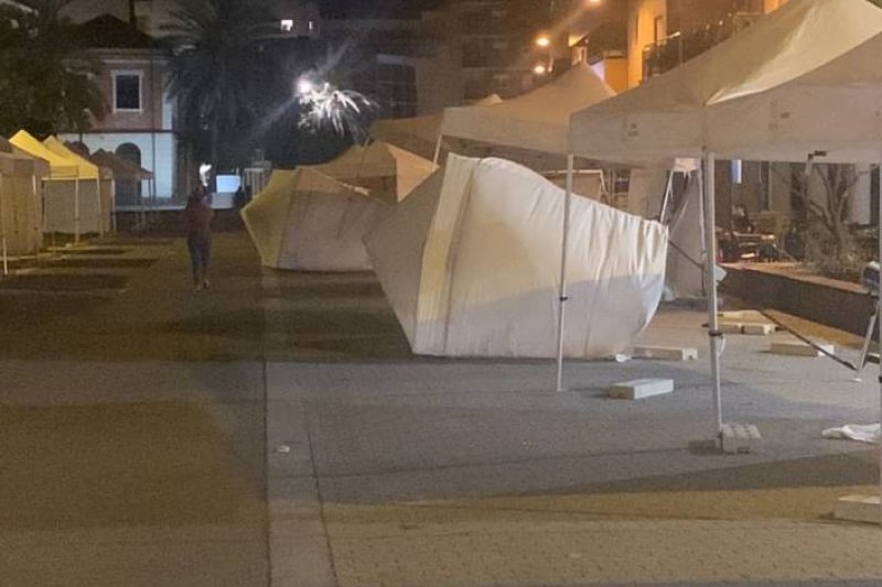 El viento produce desperfectos en las carpas de la Feria del Stock y la actividad se suspende El viento produce desperfectos en las carpas de la Feria del Stock y la actividad se suspende