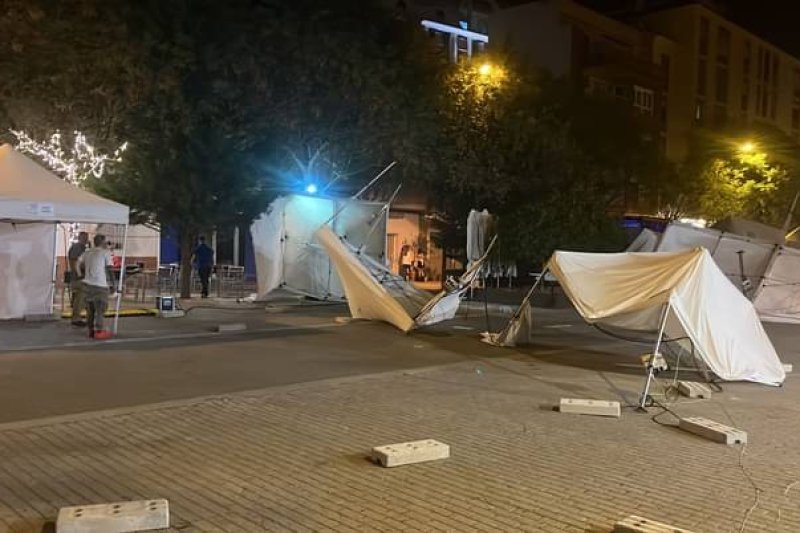 El viento produce desperfectos en las carpas de la Feria del Stock y la actividad se suspende El viento produce desperfectos en las carpas de la Feria del Stock y la actividad se suspende