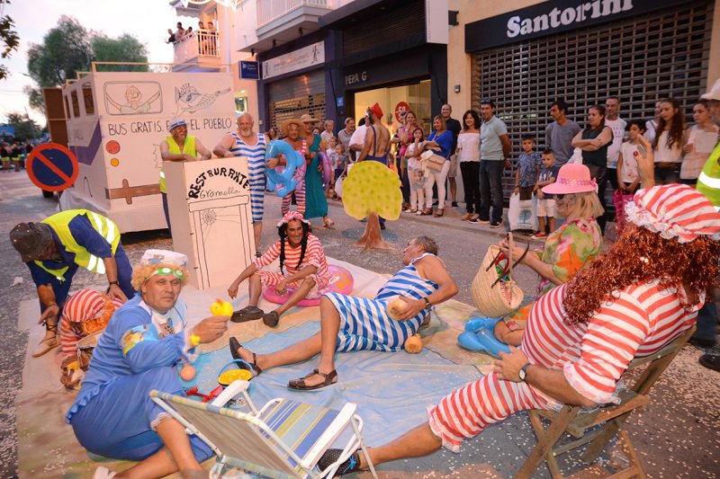 La Bufa trau el bus de la Granadella a passejar en la desfilada de carrosses de Duanes La Bufa trau el bus de la Granadella a passejar en la desfilada de carrosses de Duanes