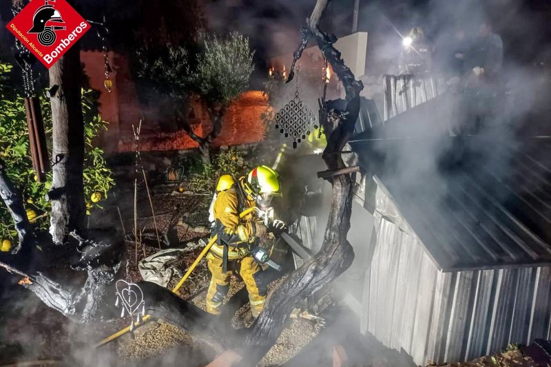 Espectacular incendio en un chalet desocupado en Benissa y menos mal que estaba vacío  Espectacular incendio en un chalet desocupado en Benissa y menos mal que estaba vacío