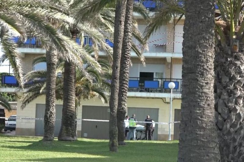 Un hombre muere tras caer desde un tercer piso en Les Marines  Un hombre muere tras caer desde un tercer piso en Les Marines