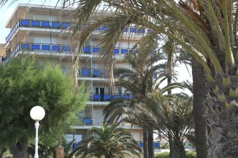 Un hombre muere tras caer desde un tercer piso en Les Marines  Un hombre muere tras caer desde un tercer piso en Les Marines