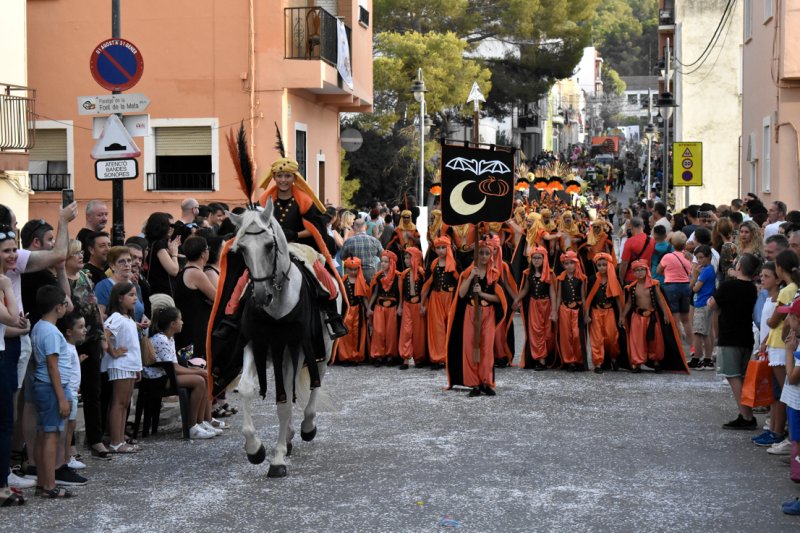 El Rey León y la filà Carabassa ganan en un desfile de carrozas de Gata que mejora la estética El Rey León y la filà Carabassa ganan en un desfile de carrozas de Gata que mejora la estética