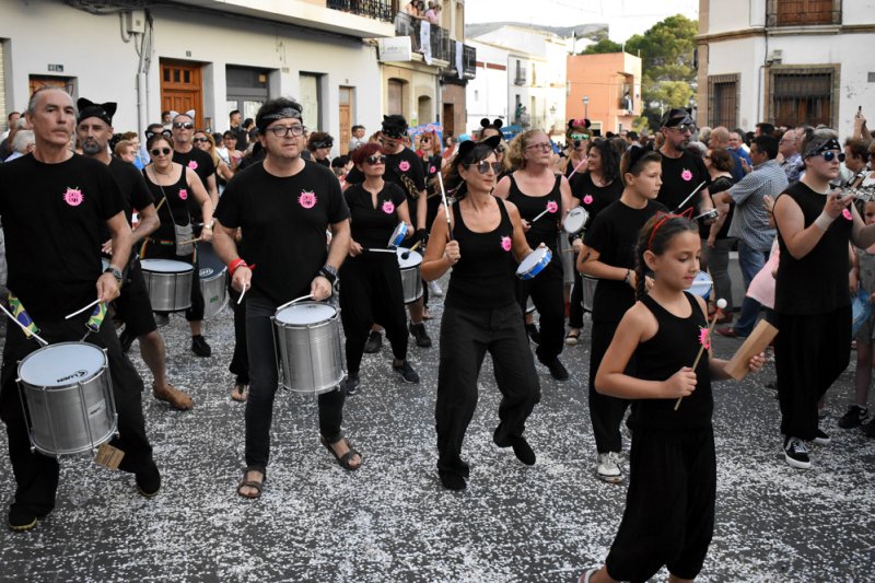 El Rey León y la filà Carabassa ganan en un desfile de carrozas de Gata que mejora la estética El Rey León y la filà Carabassa ganan en un desfile de carrozas de Gata que mejora la estética