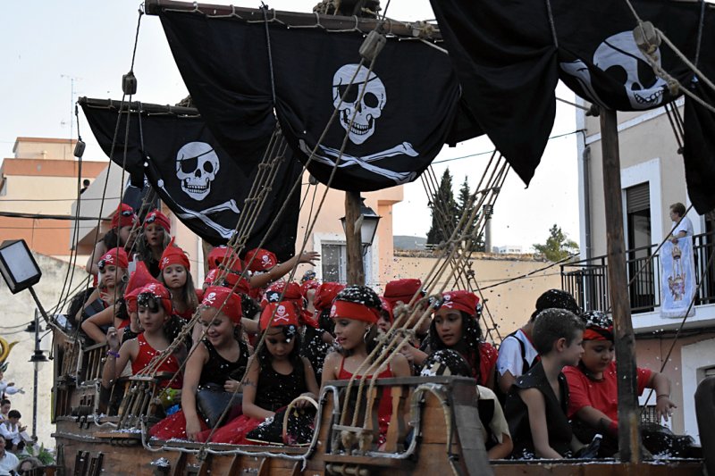El Rey León y la filà Carabassa ganan en un desfile de carrozas de Gata que mejora la estética El Rey León y la filà Carabassa ganan en un desfile de carrozas de Gata que mejora la estética