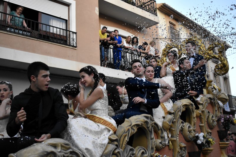 El Rey León y la filà Carabassa ganan en un desfile de carrozas de Gata que mejora la estética El Rey León y la filà Carabassa ganan en un desfile de carrozas de Gata que mejora la estética