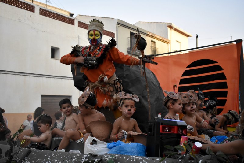 El Rey León y la filà Carabassa ganan en un desfile de carrozas de Gata que mejora la estética El Rey León y la filà Carabassa ganan en un desfile de carrozas de Gata que mejora la estética