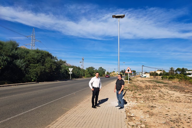 Ondara millora l’eficiència energètica a l’avinguda Adolfo Suárez amb noves luminàries solars de LED Ondara millora l’eficiència energètica a l’avinguda Adolfo Suárez amb noves luminàries solars de LED