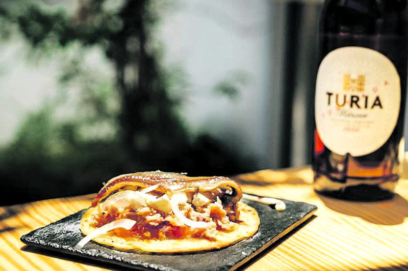 El verano sabe a atún y coques en Els Magazinos El verano sabe a atún y coques en Els Magazinos