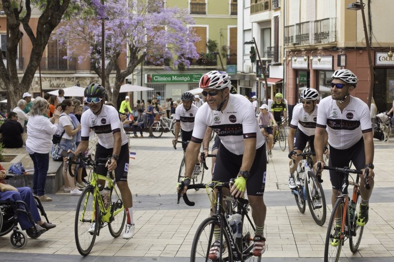 A golpe de pedal: 1.400 kilómetros por una buena causa A golpe de pedal: 1.400 kilómetros por una buena causa