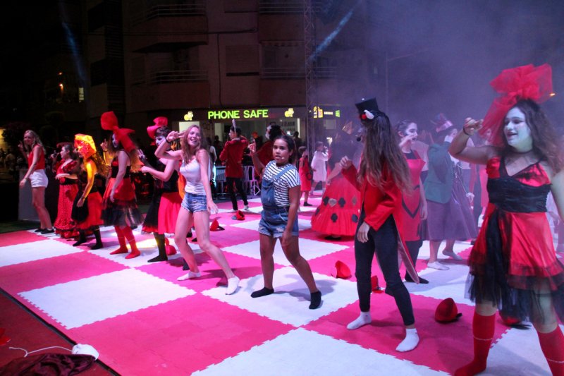 Alicia restituye la verdad y la paz en su maravilloso mundo durante el Ajedrez Viviente de Xàbia Alicia restituye la verdad y la paz en su maravilloso mundo durante el Ajedrez Viviente de Xàbia