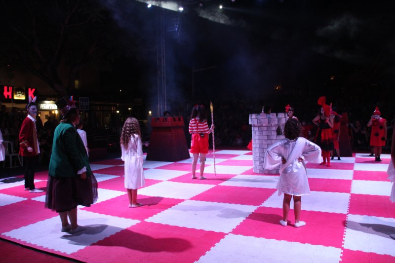 Alicia restituye la verdad y la paz en su maravilloso mundo durante el Ajedrez Viviente de Xàbia Alicia restituye la verdad y la paz en su maravilloso mundo durante el Ajedrez Viviente de Xàbia