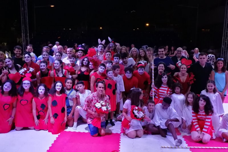 Alicia restituye la verdad y la paz en su maravilloso mundo durante el Ajedrez Viviente de Xàbia Alicia restituye la verdad y la paz en su maravilloso mundo durante el Ajedrez Viviente de Xàbia