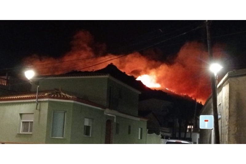 Los bomberos dan por estabilizado el incendio en Segària que obligó a evacuar a un centenar de vecinos Los bomberos dan por estabilizado el incendio en Segària que obligó a evacuar a un centenar de vecinos