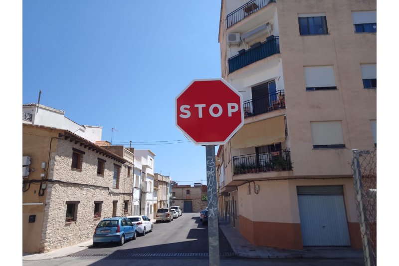 L’Ajuntament de Pego renova la senyalítica de tràfic L’Ajuntament de Pego renova la senyalítica de tràfic