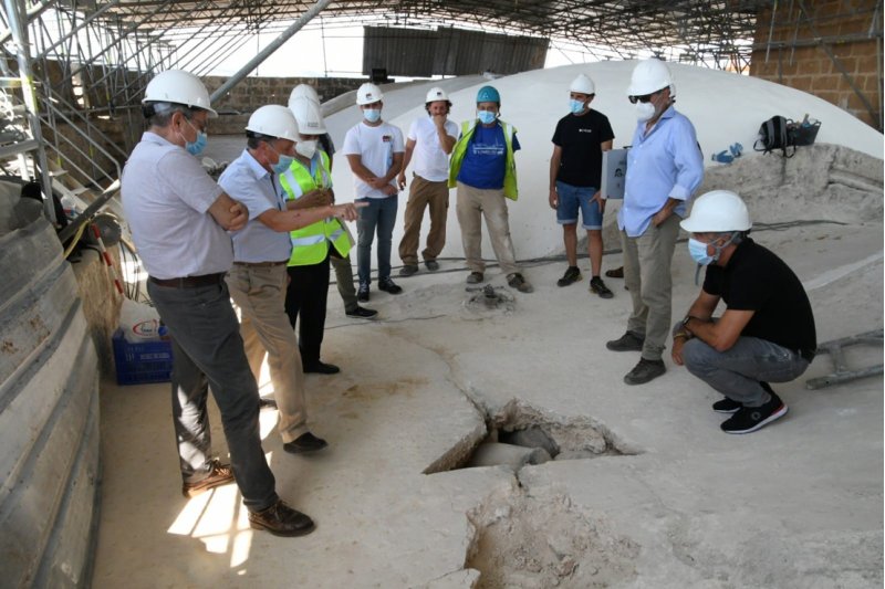 Las obras de la iglesia de Sant Bertomeu de Xàbia descubren un conjunto de jarras medievales  Las obras de la iglesia de Sant Bertomeu de Xàbia descubren un conjunto de jarras medievales