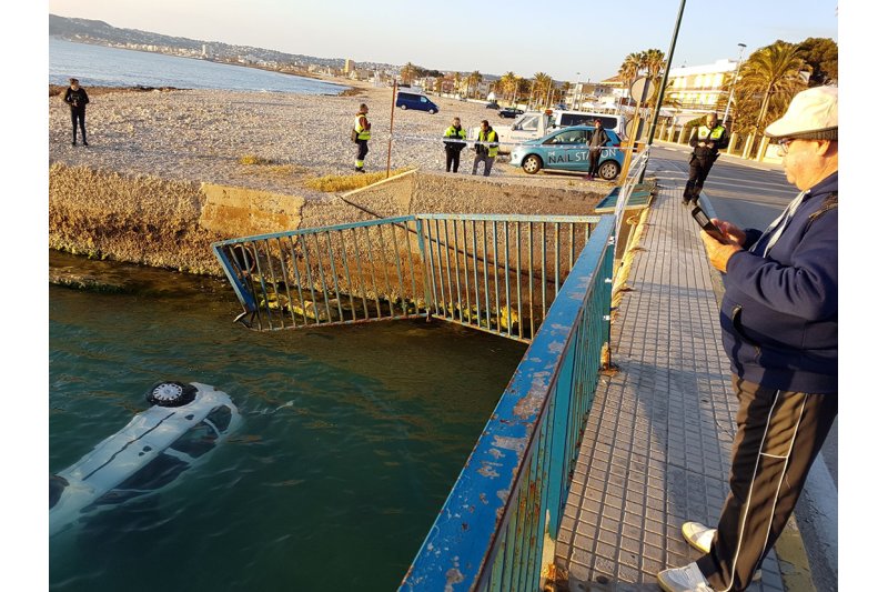 Un vehículo cae al mar desde un puente en Xàbia Un vehículo cae al mar desde un puente en Xàbia