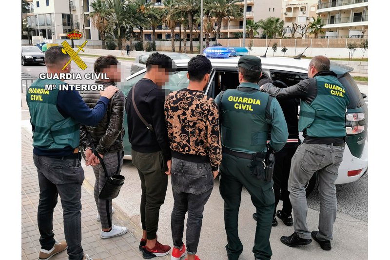 La Guardia Civil desarticula un grupo criminal dedicado a los robos en tiendas de telefonía móvil La Guardia Civil desarticula un grupo criminal dedicado a los robos en tiendas de telefonía móvil