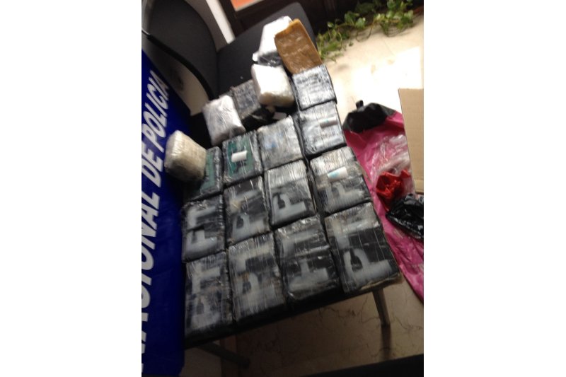 Encuentran en Les Rotes una bolsa de boxeo con 19 fardos de cocaína arrastrada por el temporal Encuentran en Les Rotes una bolsa de boxeo con 19 fardos de cocaína arrastrada por el temporal