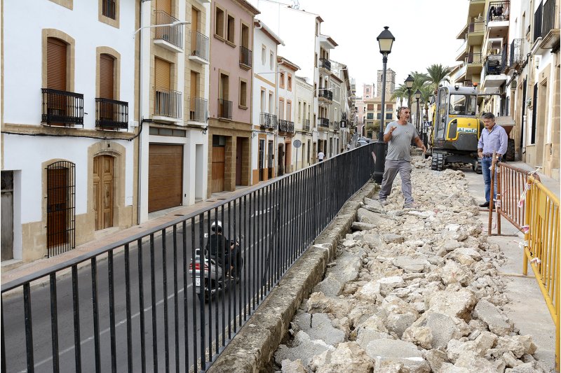 Arrancan las obras de mejora en la calle Cervantes de Xàbia Arrancan las obras de mejora en la calle Cervantes de Xàbia