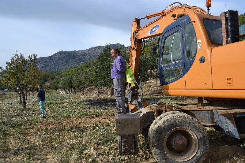 Agricultors i veïns de Benissa protesten per la tala massiva d’ametlers sans per combatre la xylella Agricultors i veïns de Benissa protesten per la tala massiva d’ametlers sans per combatre la xylella