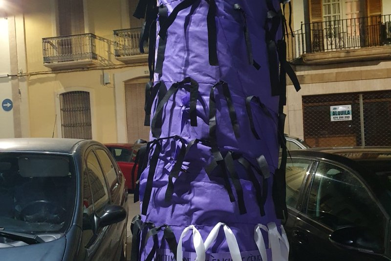 Lazos y reivindicación en la plaza de Maria Cambrils conmemoran el Día Internacional contra la violencia de género en Pego Lazos y reivindicación en la plaza de Maria Cambrils conmemoran el Día Internacional contra la violencia de género en Pego