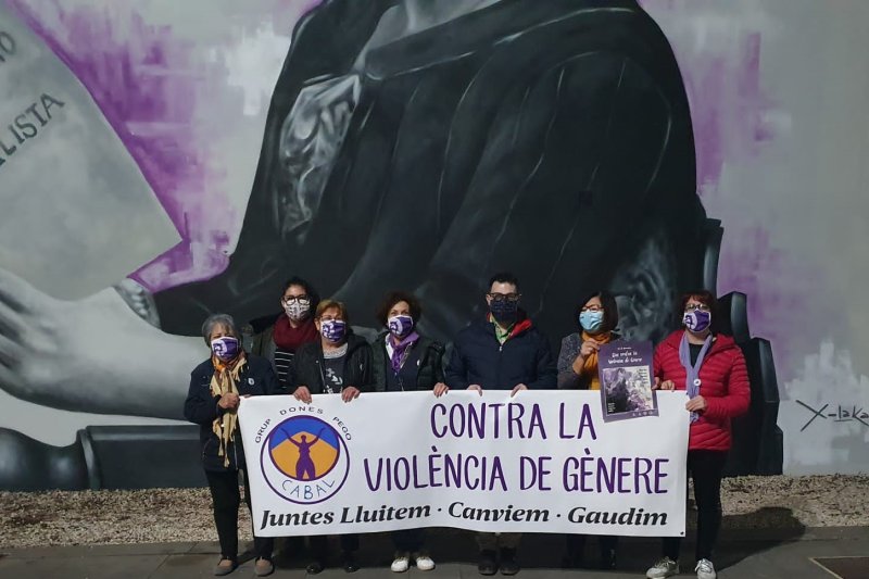 Lazos y reivindicación en la plaza de Maria Cambrils conmemoran el Día Internacional contra la violencia de género en Pego Lazos y reivindicación en la plaza de Maria Cambrils conmemoran el Día Internacional contra la violencia de género en Pego