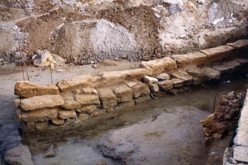 Una pedrera de pedres de molí/ MASSU SENTÍ (*) Una pedrera de pedres de molí/ MASSU SENTÍ (*)