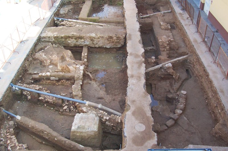 Una pedrera de pedres de molí/ MASSU SENTÍ (*) Una pedrera de pedres de molí/ MASSU SENTÍ (*)