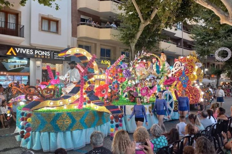 Baix la Mar gana el desfile de carrozas de Dénia y se impone en comparsas Baix la Mar gana el desfile de carrozas de Dénia y se impone en comparsas
