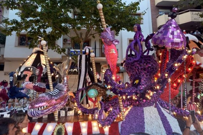 Baix la Mar gana el desfile de carrozas de Dénia y se impone en comparsas Baix la Mar gana el desfile de carrozas de Dénia y se impone en comparsas