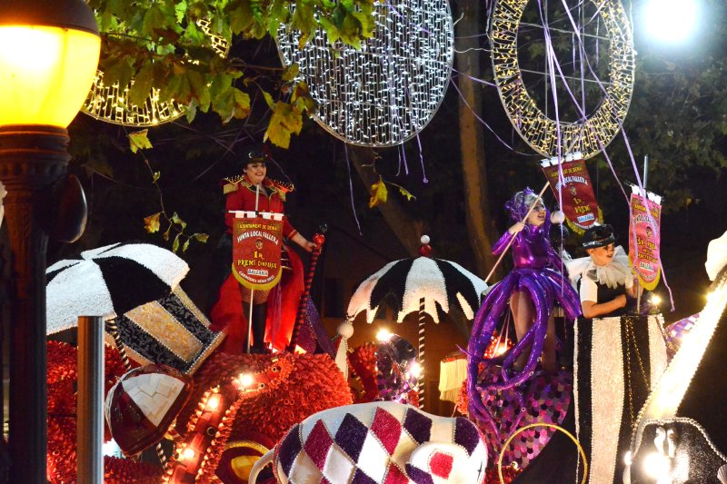 Baix la Mar gana el desfile de carrozas de Dénia y se impone en comparsas Baix la Mar gana el desfile de carrozas de Dénia y se impone en comparsas
