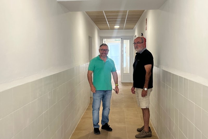 El camp de futbol de Pedreguer estrena gespa i la remodelació de vestuaris i graderies El camp de futbol de Pedreguer estrena gespa i la remodelació de vestuaris i graderies