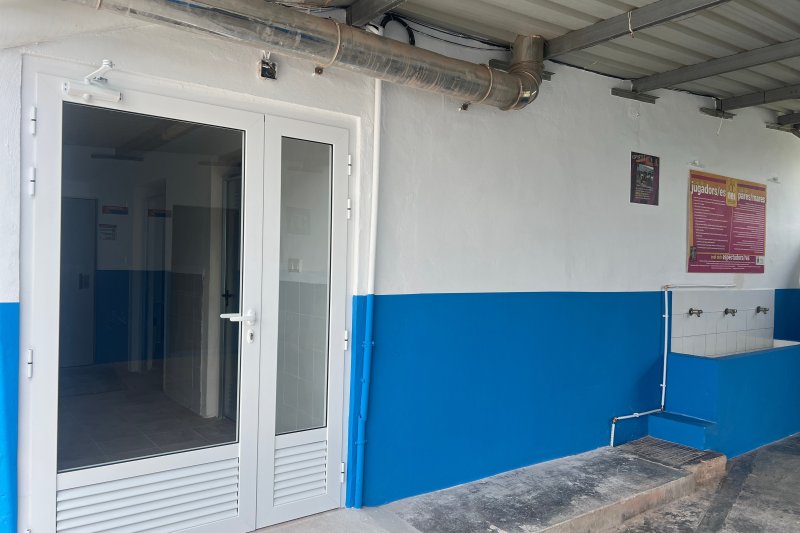 El camp de futbol de Pedreguer estrena gespa i la remodelació de vestuaris i graderies El camp de futbol de Pedreguer estrena gespa i la remodelació de vestuaris i graderies