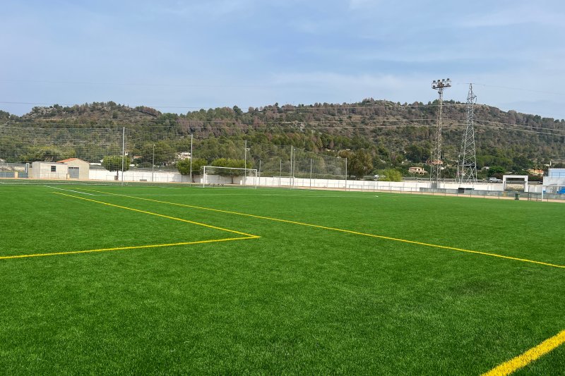 El camp de futbol de Pedreguer estrena gespa i la remodelació de vestuaris i graderies El camp de futbol de Pedreguer estrena gespa i la remodelació de vestuaris i graderies